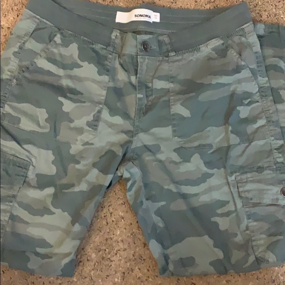 Sonoma size 10 camo Capri pants